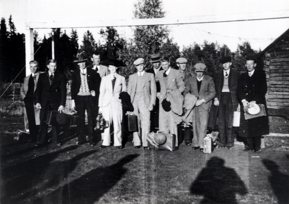 Orkesta IF spelar fotboll på Väddö i Roslagen.  Fr v Holger Johansson, Sven Wahlström, Evert Lundkvist, Sven Johansson, Gustaf Åkerblom, Sven Ericsson, linjeman Oskar Johansson, målvakt Knut Johansson, Curt Herlin, Valle Johansson, Lennart Magnusson och Gösta Johansson