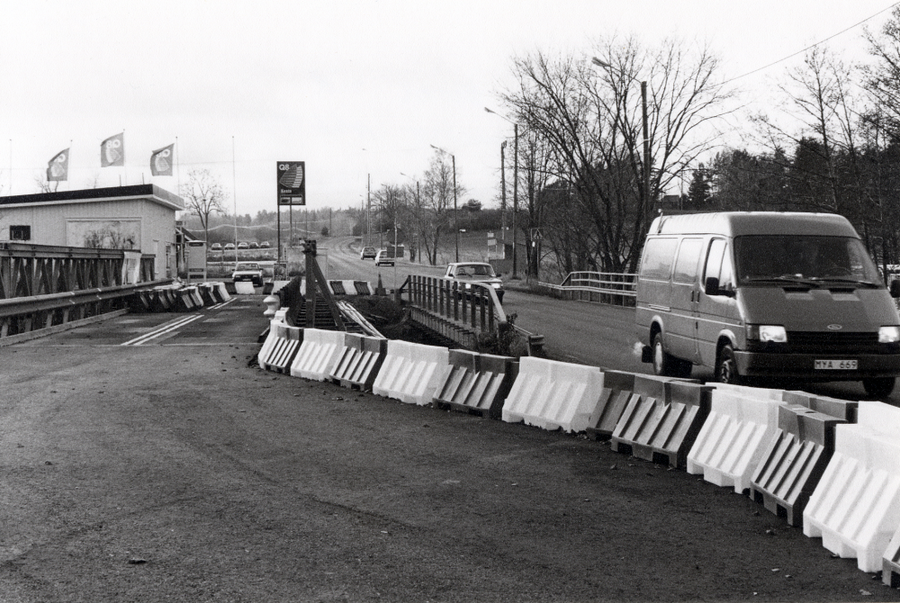 Tre broar över Husaån vid Brottby torg.  Från vänster är en nybyggd tillfällig bro som byggts medan mittenbron skall repareras men ännu ej tagen i bruk.  Längst t h är gång- och cykelbana