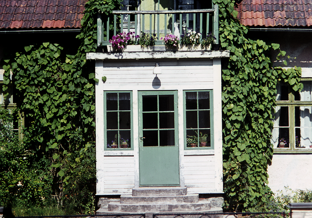 Detta hus som ligger mellan Lövlunda och Gustavslund var före första världskriget en skola. Fotografiet ingår i bildserien Några torp i Vallentuna 1970 som köptes av Vallentuna kommun. Dokumentationen gjordes mot bakgrund av den snabba förvandling av kulturlandskapet som skett och ännu sker. Många torp anlades under den svenska landsbygdens folkökning under slutet av 1700-talet och decennierna framöver. Dessa torp och små gårdar försvinner alltmer då de inte längre är lönsamma. Kulturmiljö.