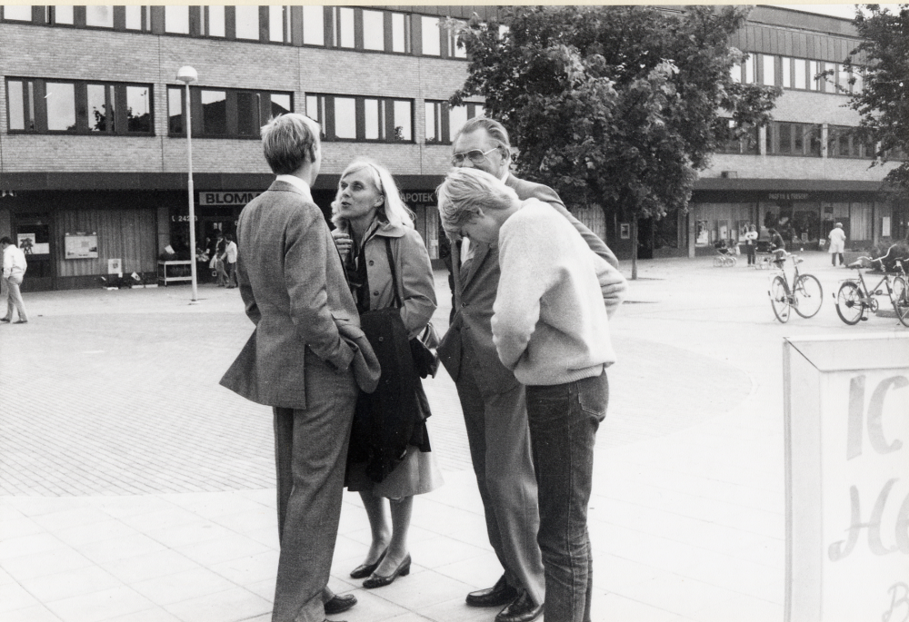 Tärningens skall invigas den 7 oktober 1982.  På Tuna torg står bl a fr v Elwe Nilsson VD i VFAB, som ansvarat för bygget Tärningen, kulturchef Ingrid Ullman, kommunalrådet Carl-Eric Wickström och hans son Johan Wickström.  Foto taget strax före kl 12.00, då invigningsfestligheterna började