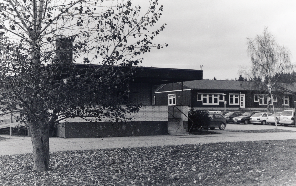 Gustav Vasaskolan i Lindholmen med nybyggd paviljong t h