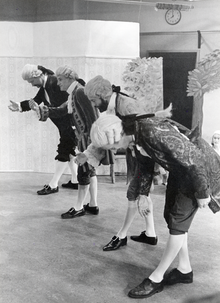 Under tiden 2-31 oktober 1985 pågick i Tärningen utställningar, program, sång, musik, dans , föreläsningar m m under titeln  På Bellmans tid  Arrangörer var föreningar i Vallentuna i samarbete med Kulturnämnden. Idé m m:  Eva Rahmqvist  Här dansar  Vallentuna folkdansförening  i  Vallentunasalen  Fr v  Erland Rost   Peter Vorwerk  och  Sigge Rahmqvist