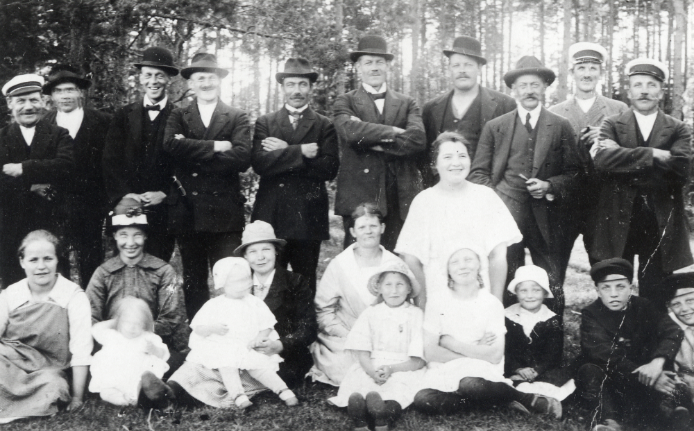 Socialdemokratiska arbetarekommunen bildas i Lindholmen 1920. Bakre raden fr v Oskar Lundkvist, Johan Karlsson, Sten Berggren, Karl Karlsson, Rune Elfstsrand, Hjelm, Carl Fritjof Johansson, Svensson, Thure Egnell och Kraft. Sittande i mellanraden fr v Edit Johansson, fru Elfstrand, Julia Berggren, fru Svensson och Aina Kraft. Barnen fr v Birgitta Elfstrand, Inga Berggren, Gunborg Kraft, Astrid Hjelm, Margit Hjelm, John Carlsson Bogeus och ev Sven Hjelm.