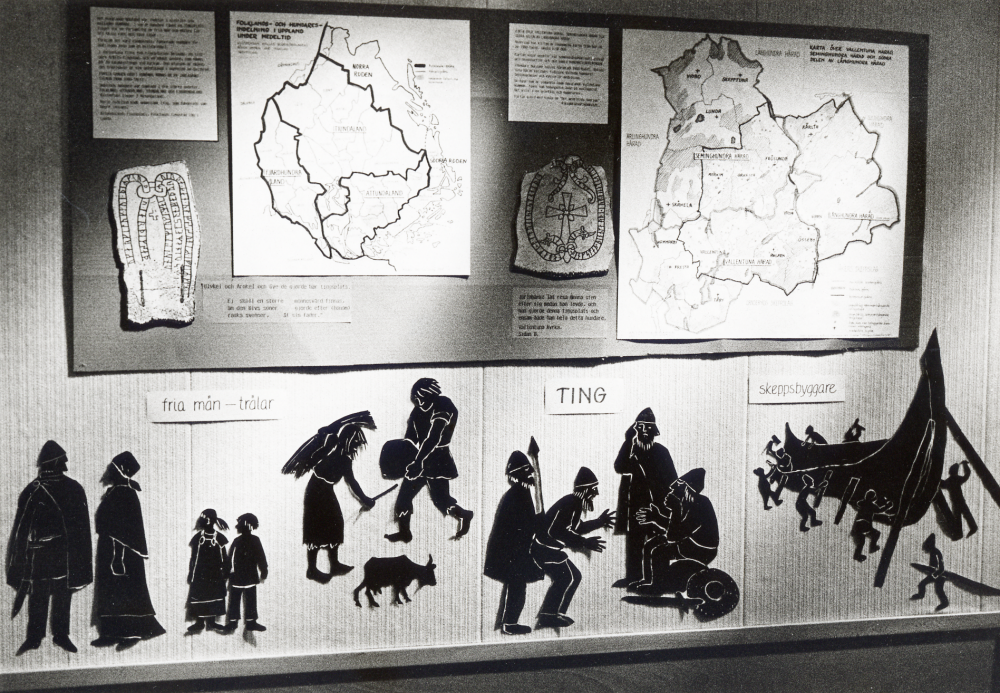 Utställningen  Vardagsliv på vikingatiden  visades i  Vallentunasalen  1-29 februari 1984 . För fullständiga uppgifter se: 040 05 06: 008. Väggskärm som visar bl a ting med kartor och runstenar