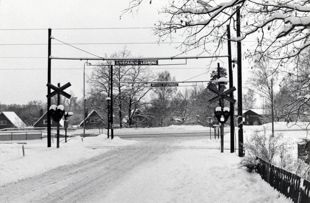 Järnvägsövergången  vid  Bällsta järnvägshållplats   Mannhemsvägen  korsar  Roslagsbanan