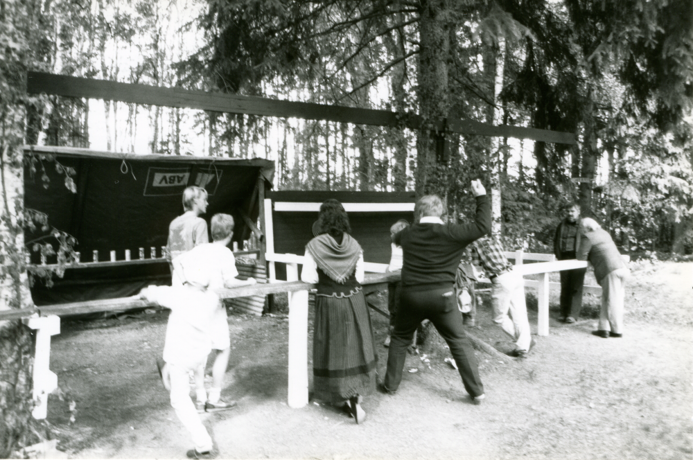Midsommar firas på Dragonhagens dansbana och festplats. Bollkastning på tomburkar uppställda på rad.
Foto och uppgifter: Fredrik Andersson.