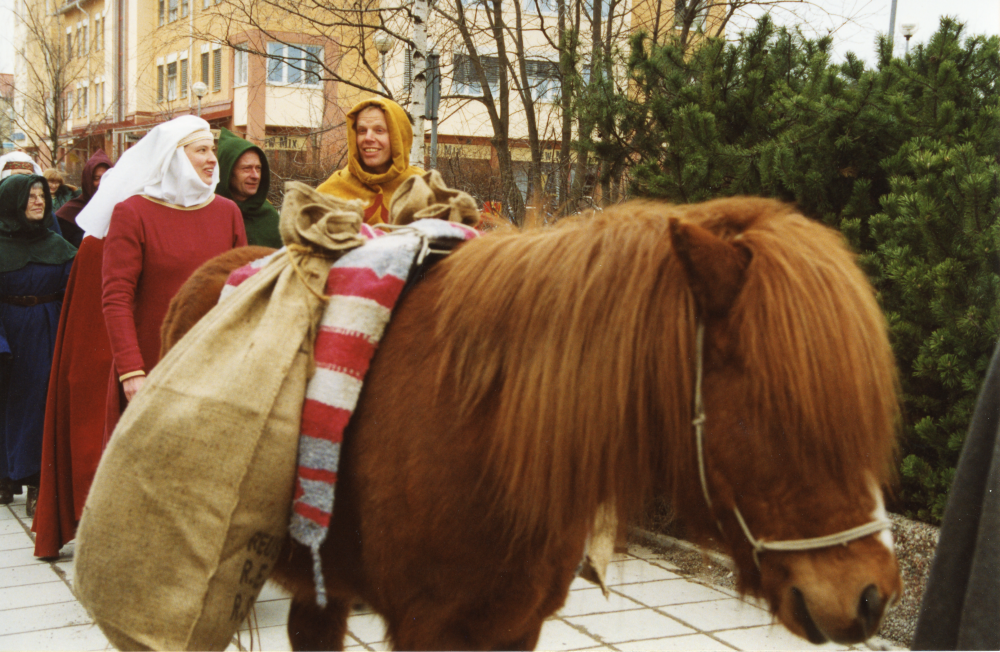 Invigning av firandet "800 år Vallentuna 1998" på Tuna torg den 25 mars 1998. Parad med hästar  och medeltidsklädda ryttare och musiker. 

800-årsjubileet 1998 firades med anledning av Vallentunakalendariet från 1198, som kan vara den äldsta boken präntad i Sverige.