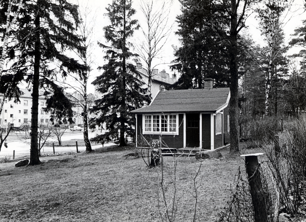 Ett litet hus med adress Tvärvägen 80 som byggdes 1930.  Fastighetsbeteckningen var Rickeby 1:124.  Huset låg i hörnet av Tvärvägen och Källvägen och revs före  byggstarten av flerfamiljshus med bl a servicelägenheter i kvarteret