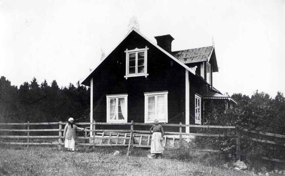 Lovisa Rönn t h utanför Sjöberg i Ubby, Vallentuna. Lovisa var gift med den siste dragonen i Vallentuna, Johan August Rönn