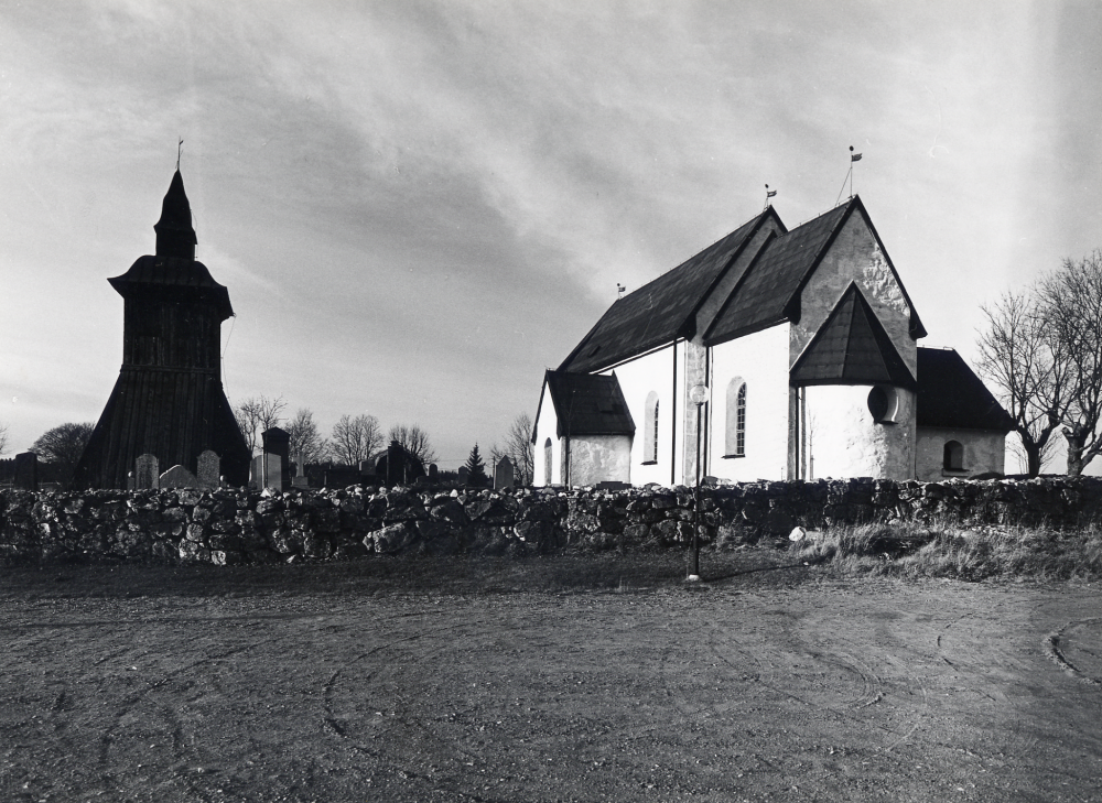 Orkesta kyrka med klockstapeln t v