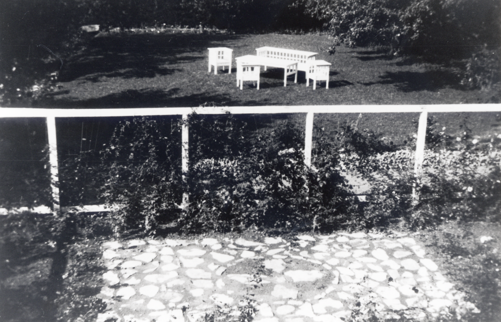 Folkskolläraren och kantorn Wilhelm Kant har byggt en vacker stensättning i trädgården vid lärarbostaden i Markim