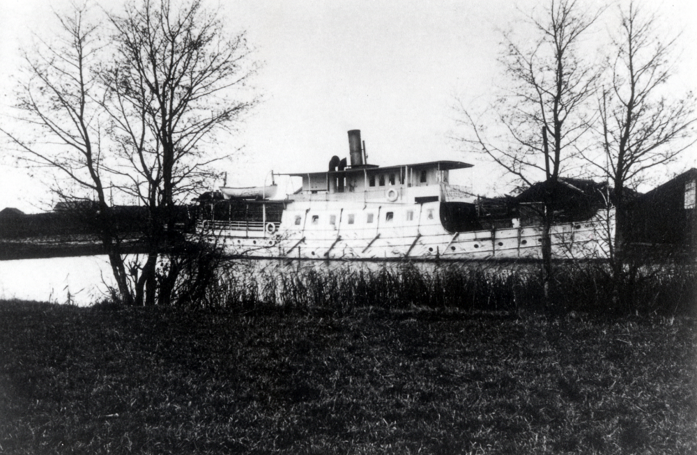 Ångfartyget Åkers kanal vid Lilla Garn. Kopia av vykort poststämplat 1905 ångbåts PKP 2 öre.  Ångbåtstrafiken startade 1860 med S/S Åkers Kanal, byggd samma år.  1871 levererades en ny båt med namnet S/S Nya Åkers Kanal, vilken  fortfarande existerar som M/S Gurli och  kan ibland ses i Nybroviken.  1884 levererades Åkers Kanal från Motala verkstad.  Den gick i trafik till nedläggningen 1927.  Båten bytte namn till Viken 1938 och användes till 1951.  1955 skars den till skrot.  Uppgifter ur Allt om hobby 1992: 8