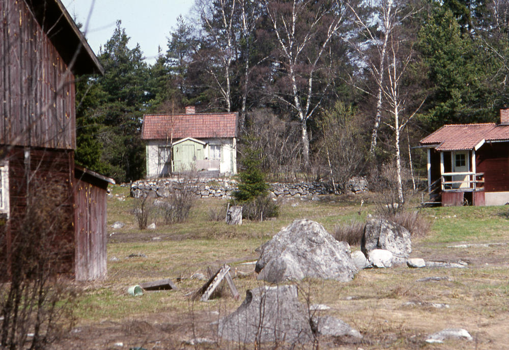 Torpet Brötet hade14 tunnland och tre dagsverken på Molnby gård. Fotografiet ingår i bildserien Några torp i Vallentuna 1970 som köptes av Vallentuna kommun. Dokumentationen gjordes mot bakgrund av den snabba förvandling av kulturlandskapet som skett och ännu sker. Många torp anlades under den svenska landsbygdens folkökning under slutet av 1700-talet och decennierna framöver. Dessa torp och små gårdar försvinner alltmer då de inte längre är lönsamma. Kulturmiljö.