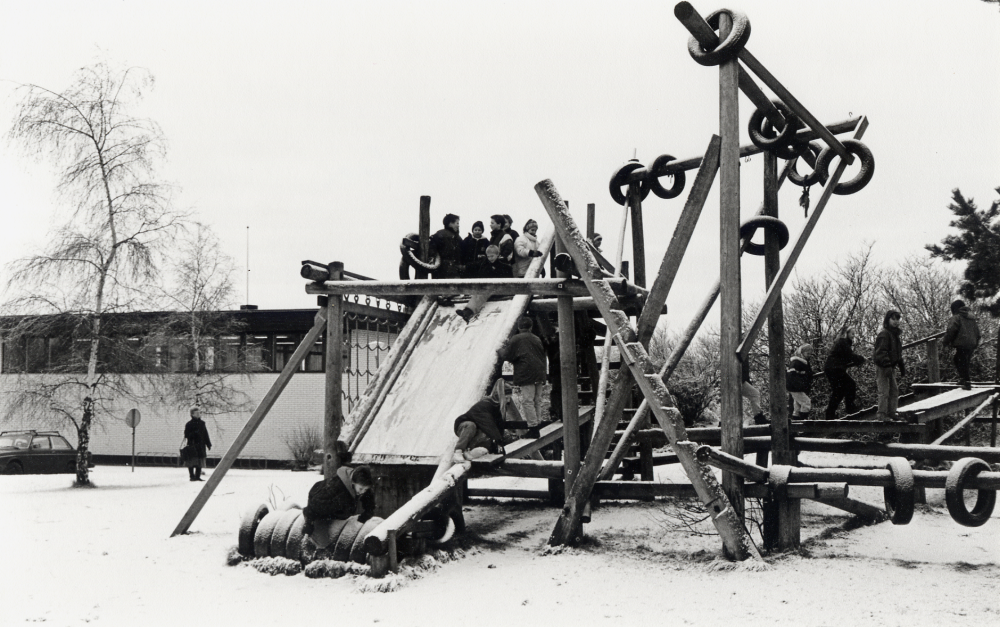 Gustav Vasaskolans lekplats är byggd av skolans första vaktmästare Arne Lundkvist tillsammans med skolbarnen.   Alla redskap skall rivas 1993. trots stora protester från lärare och skolbarn.  De fyller inte längre aktuella säkerhetsnormer.