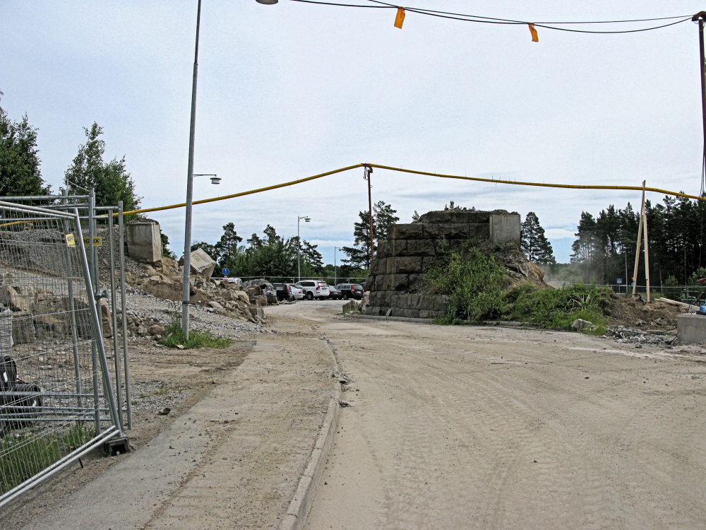 Roslagsbanan byggs om mellan april 2014 och februari 2015. Den gamla järnvägsbron över gamla Karlbergsvägen rivs för att ersättas av en bredare bro.