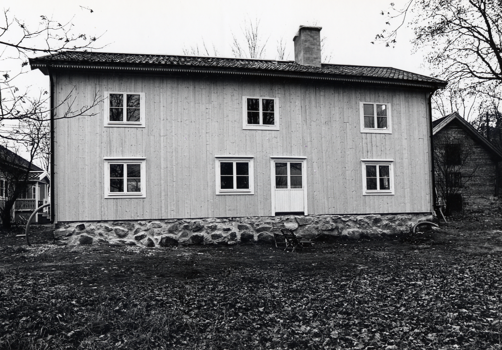 Åbyholms gård innehade gästgiveri och skjutsstation från slutet av 1700-talet till 1885, då järnvägen Stockholm-Rimbo invigdes och gästegiveriet flyttade till Vallentuna järnvägshotell. I gården har även hållits ting. I en av gårdens flyglar har det funnits en handelsbod 1977 köptes gården av Anders Fröderberg och har omsorgsfullt restaurerats. På bilden ses gården från väster. T v norra flygeln som restaurerats färdigt med gulmålad brädbeklädnad och södra flygeln t h där restaureringsarbetet änna bara påbörjats