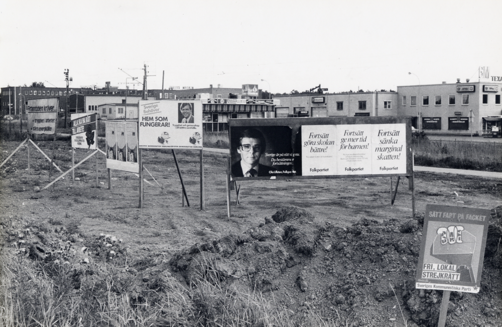 Valaffischer  på grönområdet norr om  Upplands Väsby-vägen. I bakgrunden på andra sidan järnvägen syns bl a  Vallentuna motor