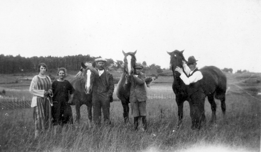 Från höger står okänd, okänd, Carl Walter, Gösta Nilsson, Adolf Johansson med hästar från Fågelsunda i Frösunda.
Bilden kommer från Lunda hembygdsförening