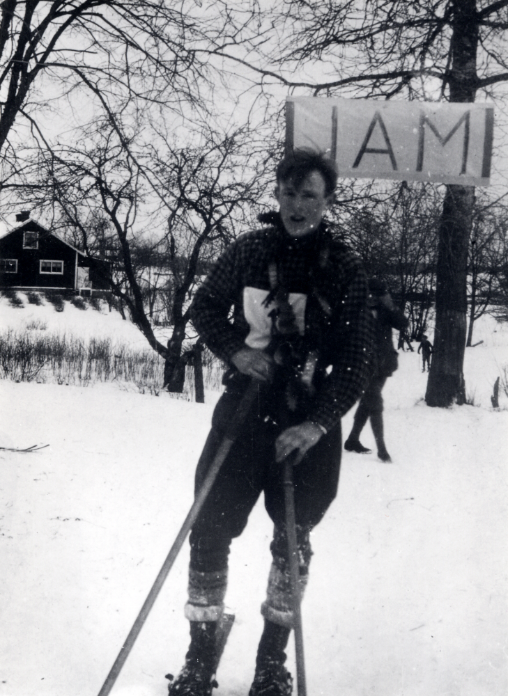 Georg Dahlbeck i Brottby IF segrar i en skidtävling med mål vid Brottby handelsbod