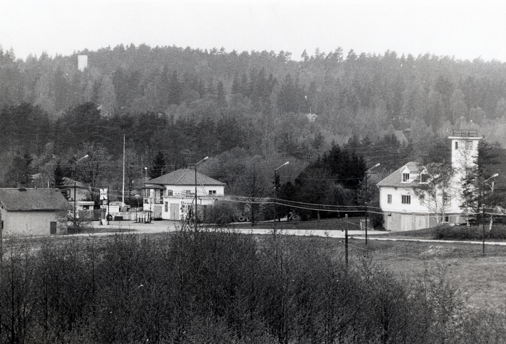 Brottby i Össeby-Garn med bensinstationen t v och f d brandstationen
t h