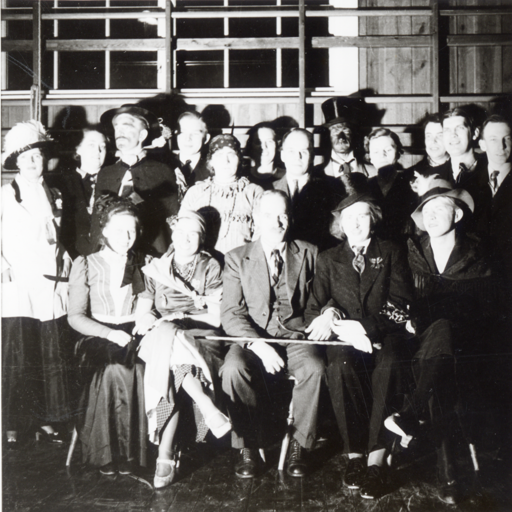Vallentuna hembygdskörs årsmöte med maskerad i Röda skolans gymnastiksal. I bakre raden står fr v nr 1 Kerstin Lindström, nr 5 Anna Gauffin, nr 8 Josef Andersson, nr 9 Gösta Bornholm och Ernst Gustavsson. Nedre raden fr v nr 2 Elna Hovmark, nr 3 Oskar Härje