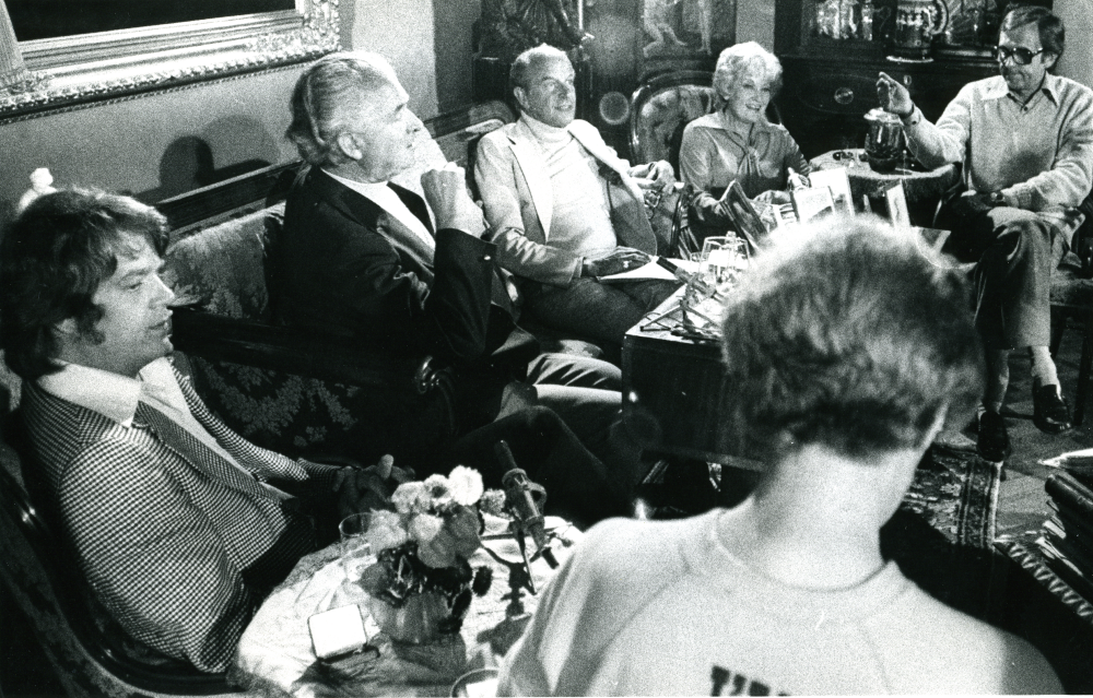 Arne Weise samtalar med artisten Lasse Berghagen och skådespelarna Stig Järrel, Ingvar Kjellsson och Siv Ericks under en TV-sändning från Hakunge säteri.