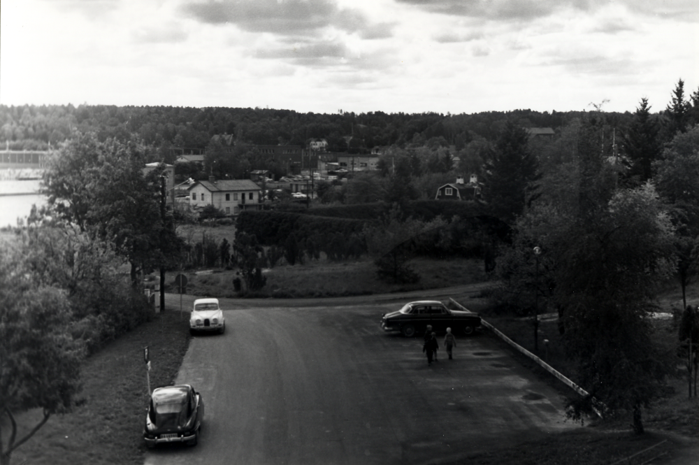 Utsikt från bostadshusen på Mörbyvägen mot norra delen av Vallentuna centrum med biografbyggnaden i bildens mitt och äldre villabebyggelse som då fortfarande fanns kvar i nuvarande centrum