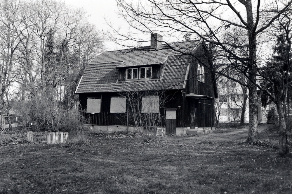 Lehmanska villan ritades av arkitekt Landsberg. Husen i det s k trädgårdskvarteret revs i april 2000 efter stora protester eftersom husen i kvarteret var de sista som visade på den villastadsbebyggelse som tidigare fanns i Vallentuna. Aktionsgruppen Värna Vallentuna kärna protesterade kraftfullt  mot rivningarna