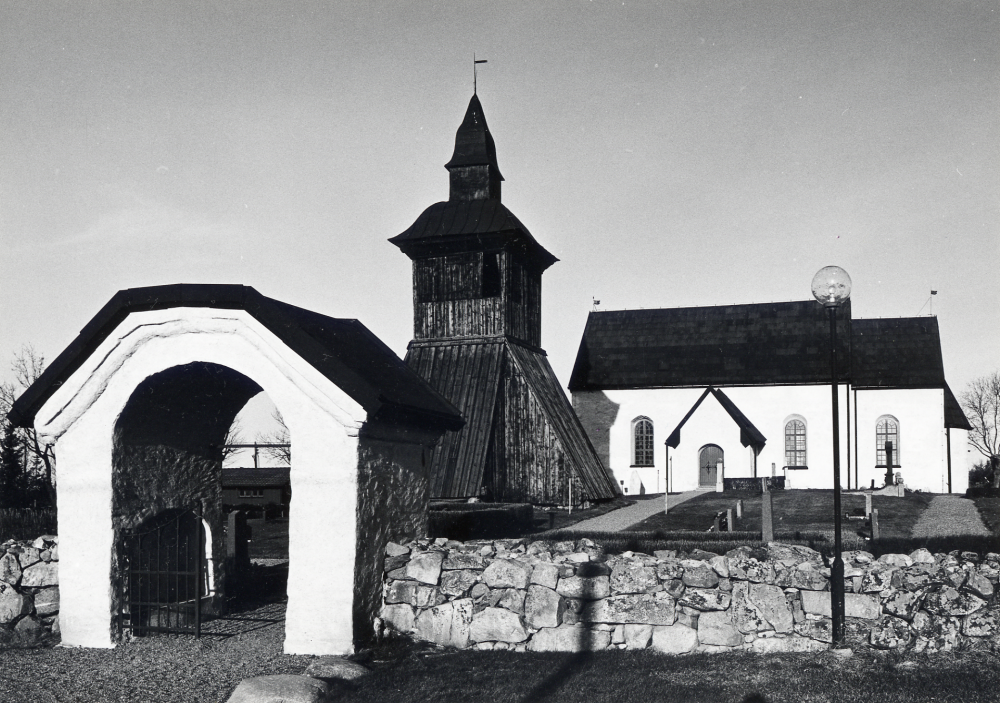 Orkesta kyrka med klockstapeln t v