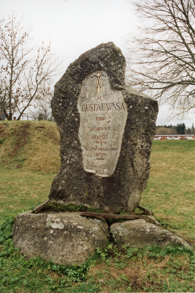 Gustav Vasastenen vid Lindholmens järnvägsstation med text "Åt Gustaf Wasa född å Lindholmen i Orkesta 14 12/5 96 rest af församlingen 18 14/5 96".  En minnessten finns även på Gustav Vasakullen där det ursprungliga slottet var beläget, rest 1866. Gustav Vasa föddes på Lindholmens slott omkring 1496.