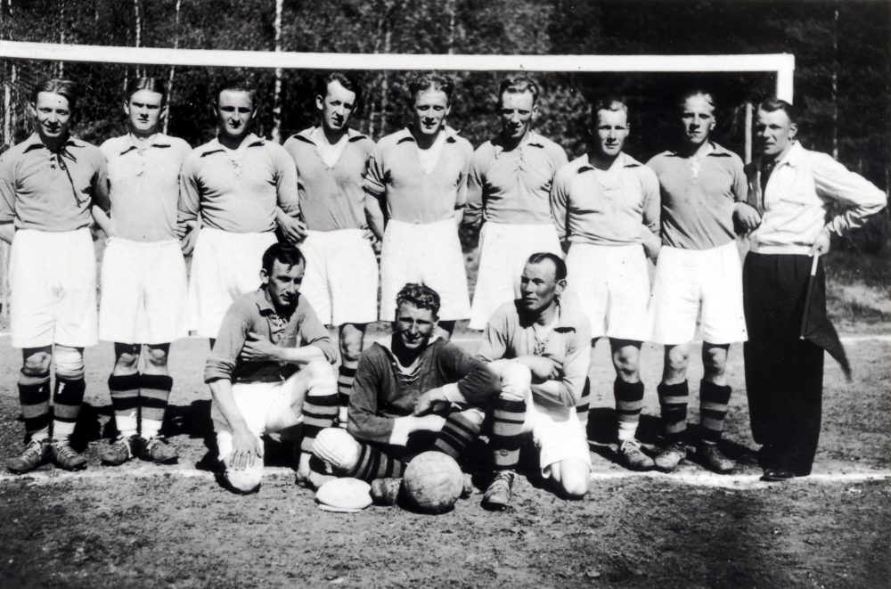 Orkesta IF:s fotbollslag på gamla planen vid Söderby.  Bakre raden fr v Hemming Jansson, Gustaf Åkerblom, Sven Ericsson, Erik Egnell, Gustav Ekengren "Åhman", Evert Lundkvist, Sven Wahlström, Holger Johansson och linjeman Eskil Johansson.  Nedre raden fr v Arne Egnell, målvakt Knut Johansson och Gösta Johansson