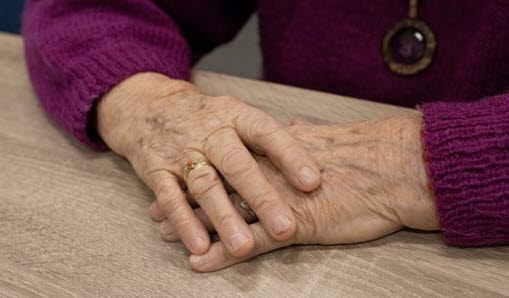 En äldre kvinnas händer