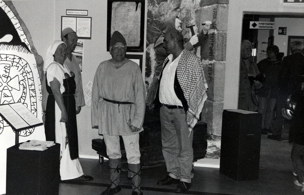 Kultur- och biblioteksdag i Vallentuna bibliotek 4 maj 2002 för gamla och nya vallentunabor..  Speciellt inbjudna är nyinflyttade i Vallentuna. Bl a deltar Vallentuna folkdansförening i vikingadräkter.  I Vallentunasalen, där Vikingautställningen pågår står fr v Lotta och Lennart Zackrisson samt Börje Nyberg i samtal med okänd besökare