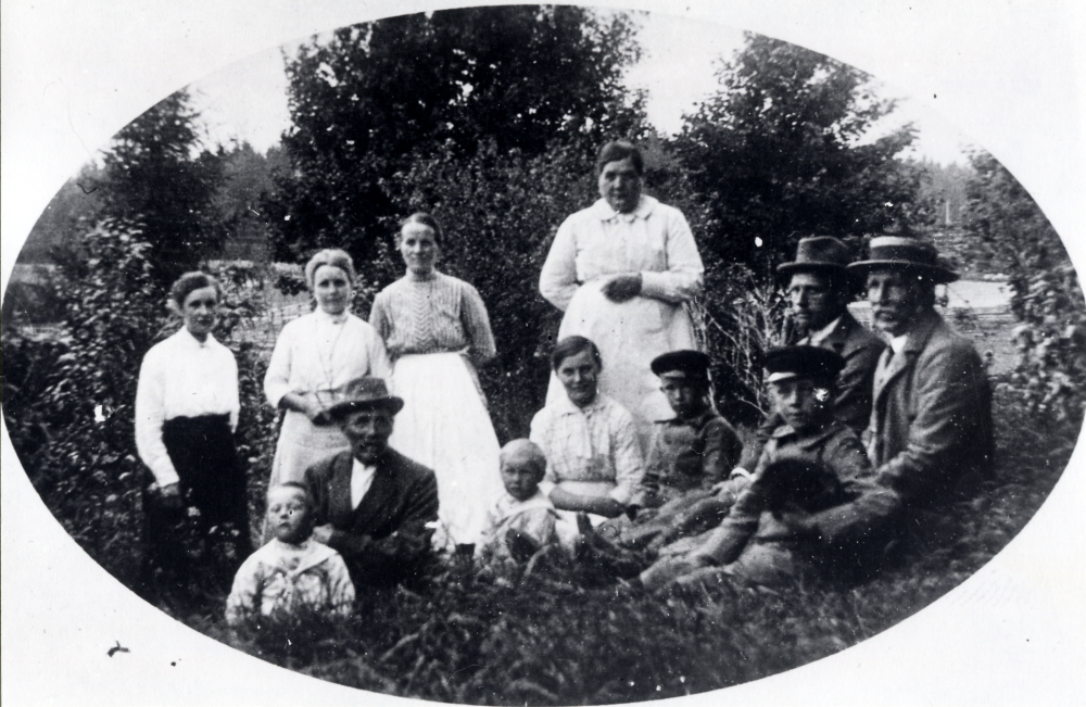 Familjen Thorell med gäster i gröngräset vid Stolp-Ekeby i Frösunda.  Bakre raden fr v Eufrosyne Thorell, Gunhild Waldebäck, Adèle Wahlström (farmor till Lennart och Kjell W), Tekla Rask (den kraftiga damen, Edvards mor), Edvard Thorell (född Rask) och Carl Rask. Främre raden fr v Nils Wahlström, Axel Wahlström, Sven Wahlström, okänd dam och i skolmössor Henry Thorell och Harry Thorell