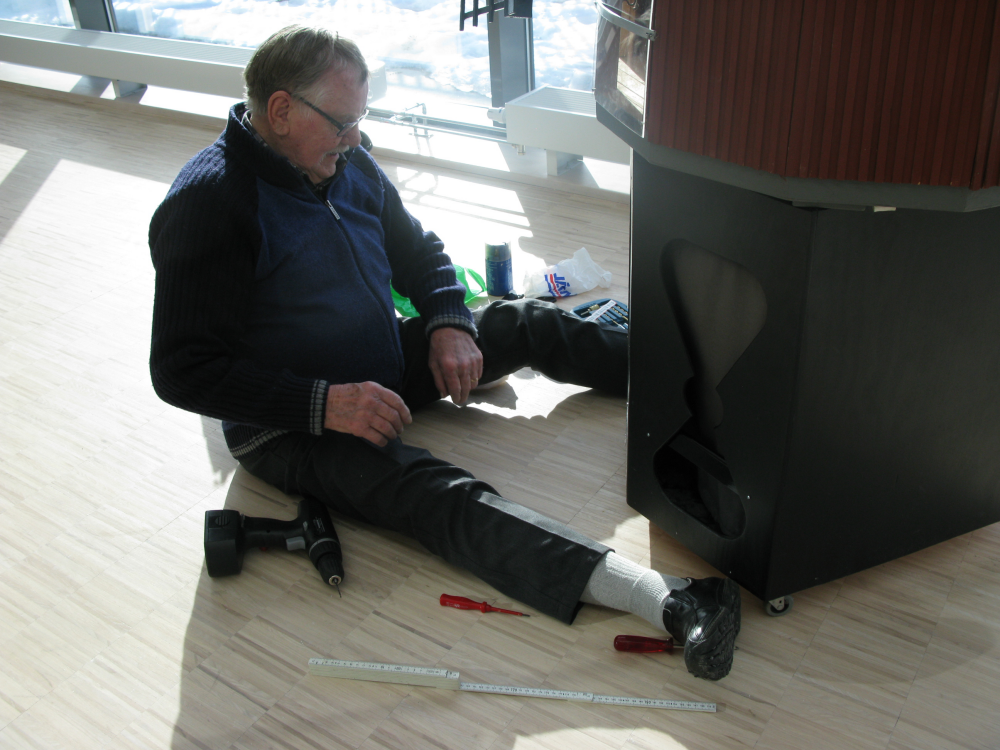 Erold Sandqvist justerar modellen av Väsby kvarn. Kvarnmodellen är skalenlig och finns att beskåda i Vallentuna Kulturhus och bibliotek.