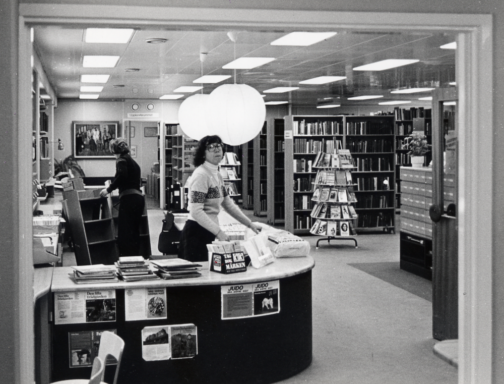 Morgonarbete i låneexpeitionen i Vallentuna bibliotek Fr v Gunvor Svensson och Ulla Mörk Biblioteket låg 1 trappa upp ovanför Konsum, nuvarande Torghuset