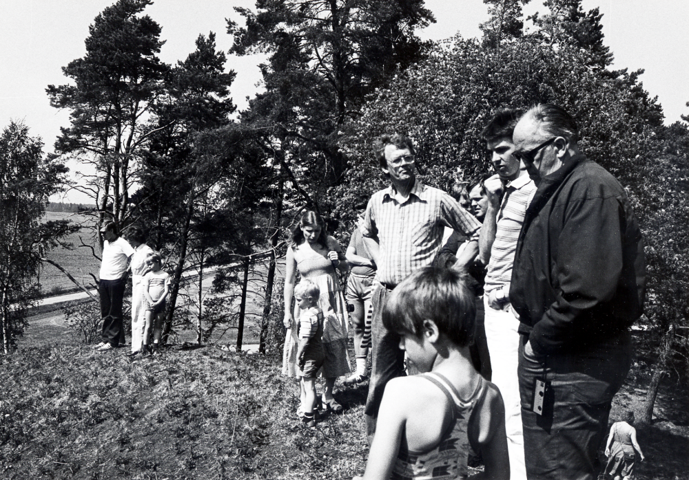 Kööhögen  en gravkulle i vägskälet mot Vaxtuna på gränsen mellan Markim och Orkesta.  Kullen är 35 m i diameter och ca 6 m hög.  Utgrävningar gjordes i början av 1700-talet och man fann fynd från 600-talet.  Foto från den  Hembygdsrundtur  som varje år anordnas för nyinflyttade av  Kulturnämnden och hembygdsföreningarna i Vallentuna.  Guide är  Leif Magnusson  i bildens mitt (rutig skjorta)