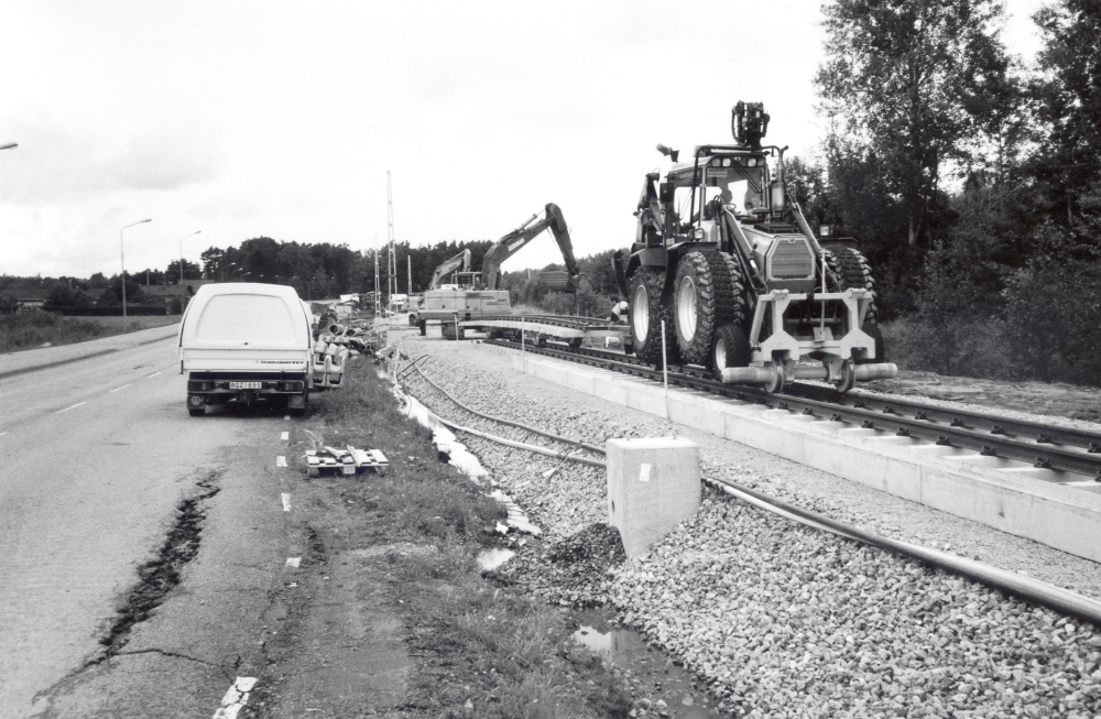 Roslagsbanans linje mot Lindholmen rustas upp från maj till november 2006.  Avstängningen varade betydligt längre än aviserat med stora problem för järnvägens passagerare.   I mitten av augusti pågår spårutläggning med "tvåvägsfordon", dvs. en traktor som går både på väg och spår