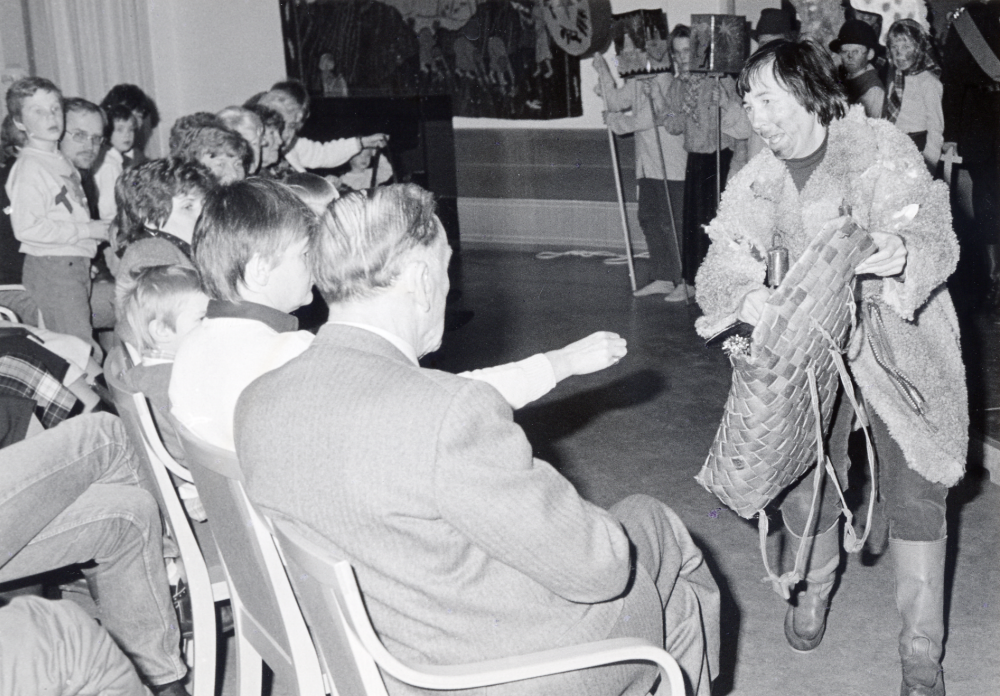 Vallentuna staffanssångare framför staffans-och stjärngossesånger från olika tidsåldrar och landsändar.  Här tigger Judas-Margareta Dethorey pengar av publiken I Vallentunasalen