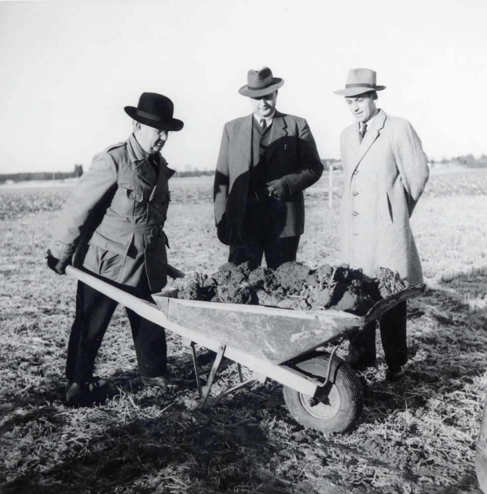 Första spadtaget  till grunden för  Vallentuna kommunalhus.  Fr v lkommunalnämndens ordförande Hugo Rosén,  kommunalfullmäktige  Erland Eriksson  och kommunalkamrer  Tord Lindblom.  Kommunalhuset revs sommaren 1986 för att ge plats för ett nytt förvaltningshus, vilket stod klart till julen 1987 och invigdes i maj 1988.