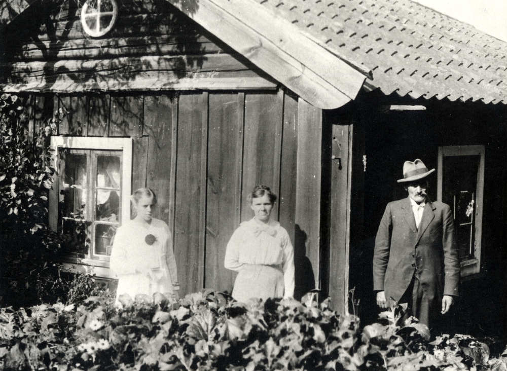 Kosveden var en backstuga som låg 100 m öster om Kårsta järnvägsstation. Stugan revs 1930. På dess plats låg ett hus redan 1640.  Framför huset står Bernhard Fredriksson, 1872-1933, hustrun Lovisa, 1872-1952 och dottern Greta född 1906