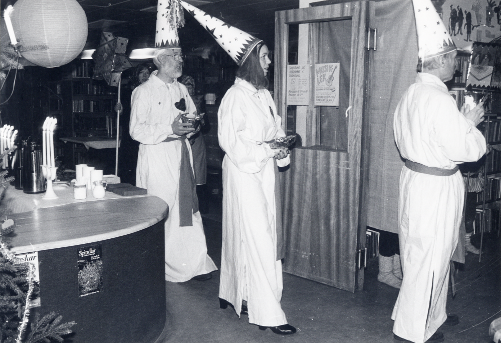 Vallentuna staffanssångare  sjunger staffans- och stjärngossevisor från olika landsändar och tidsåldrar för delar av kommunens personal vid en  Luciafest  i  Vallentuna bibliotek  Tre konungar fr v  Lasse Berglund   Lena Sonntag  och  Evert Lillefors  Skymda bakom dem  Ulla-Britt Kvarnestam  och  Ulla Gustafson