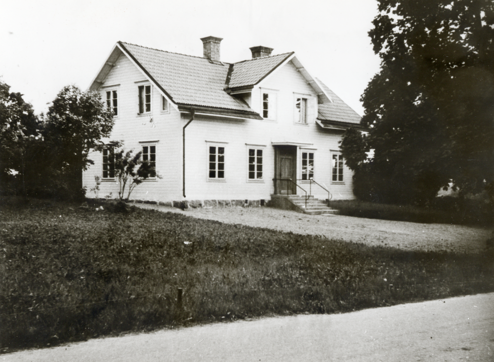 Vallentuna kommunalkontor  var inrymt i byggnaden väster om  Vallentuna kyrka   Under åren har huset inrymt sammanträdeslokal för kyrkostämma, kommunalstämma, fullmäktige sammanträden, skola, lärar- och barnmorskebostad.  Sedan kommunen beslutat om centralisering av medelförvaltningen byggdes huset om till kommunalkontor och bostad för kommunalkamreren.  Sedan Vallentuna kommunalhus stod klart 1950 har huset bl a inrymt  pastorsexpedition  och bostad för kyrkoförvaltningens personal.