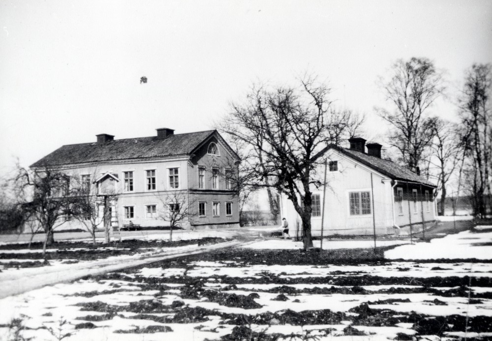Bällsta gård med flygelbyggnad. Fröken Elsa Tiberg hade pensionat på gården 1928-1933.  Under den tiden fanns en tennisbana bakom flygelbyggnaden t h.  Flygelbyggnaden byggdes ut i början av 1930-talet och var bostad åt Elsa Tiberg