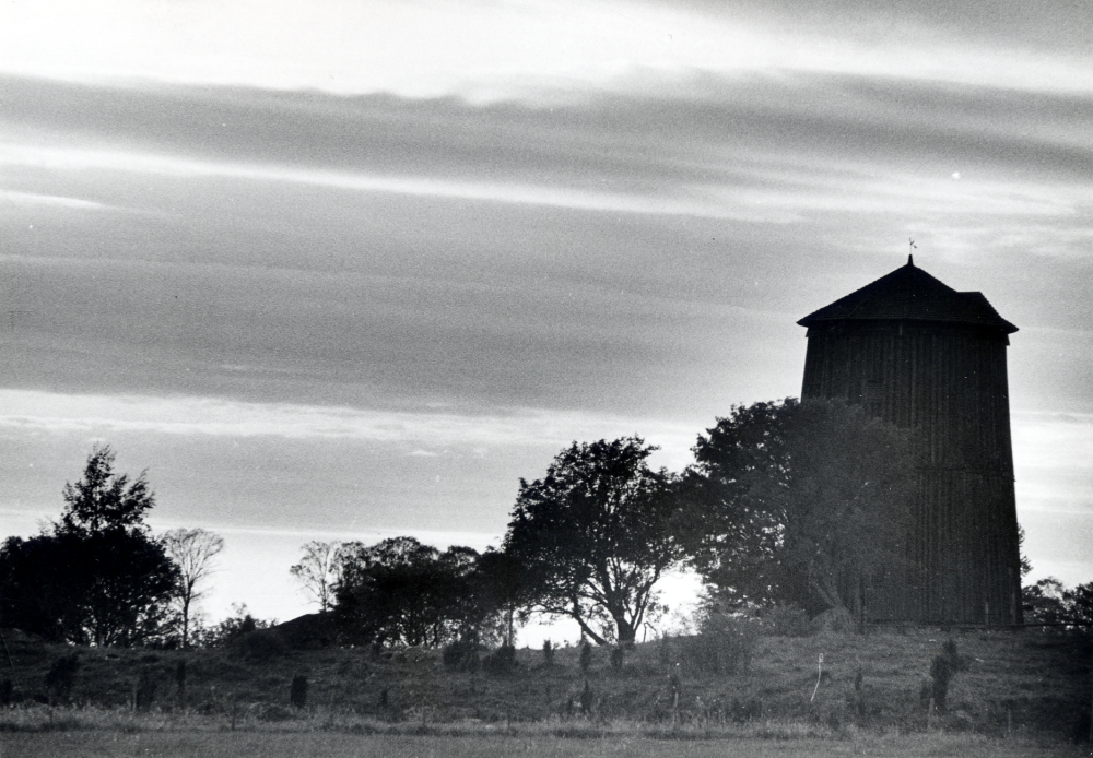 Väsby kvarn  utan vingar. Kvarnens vingar invigdes den 11 maj 1968
