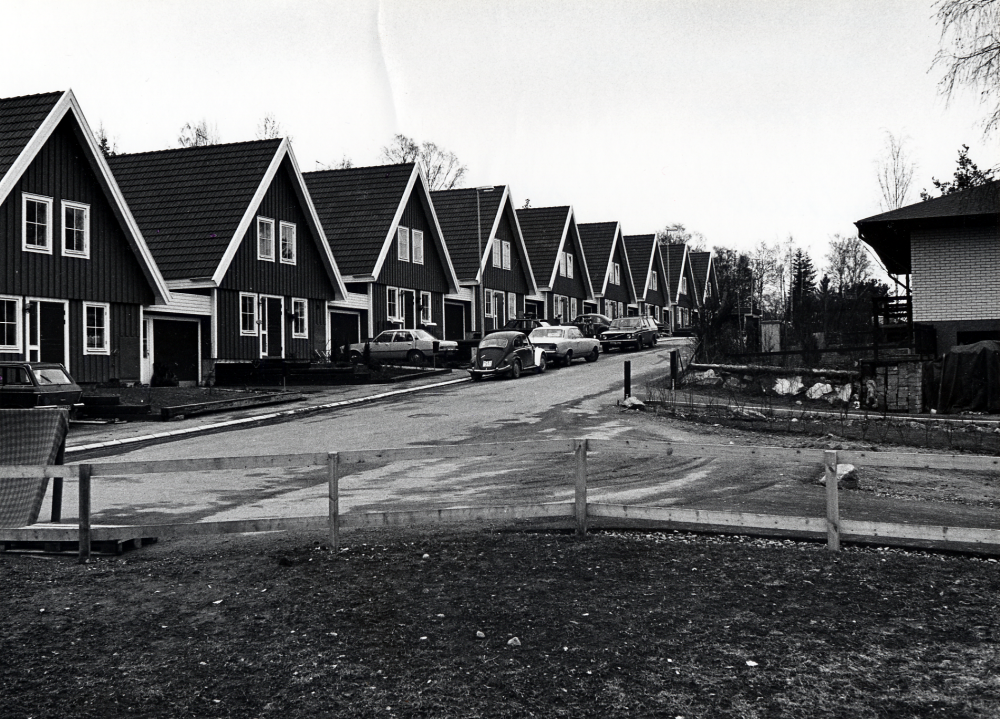 Kedjehus vid Sörmlandsvägen i Ormsta byggdes 1975. Det vita hörnhuset byggdes 1974-75