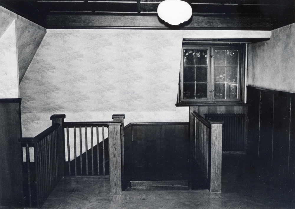 Lasse Berglund går i vindstrappan i tegelfabrikör Carl Janne Gustafsson villa.  Janne Gustafsson flyttade till Vallentuna 1923 och köpte då Åby gård, vars huvudbyggnad låg strax norr om tegelfabrikör Axel Lundqvists villa Idaborg.  Åby gård hade då fortfarande sadeltak.  Gustafsson byggde om huset i början av 1930-talet, sedan han 1927 byggt och startat Åby tegelbruk.  Huset finns kvar, Studieförbundet Vuxenskolans har sedan slutet av 1970-talet sin verksamhet i huset.  Tegelbruken lades ner de sista åren på 1960-talet och kommunen blev ägare till de två disponentvillorna i södra delen av Åby gärde.  1978 ville kommunen riva dem men efter rekommendation av landsantikvarien fick husen stå kvar. 1983 beviljades ett anslag på 275 000 för  upprustning. Adress: Åby gata 3.