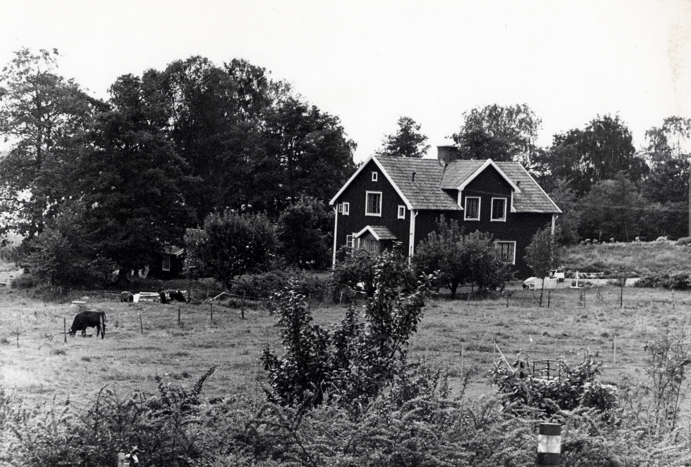 Sjövillan byggdes som bostad för prästgårdsarrendatorn.  Kom sedan att uthyras till Johan Kvick och Lars Fridegård, en familj Fröman, som sedan flyttade till Frösunda,   lokförare Hugo Rosén, som i sin tur sedan flyttade till Norrland.  Nuv arrendatorns dotter Ragnhild Eriksson har bott där. Sedan villan reparerats har den en period varit bostad för Elisabeth och Rune Fagerlund samt deras barn Andreas, Sara och Stefan