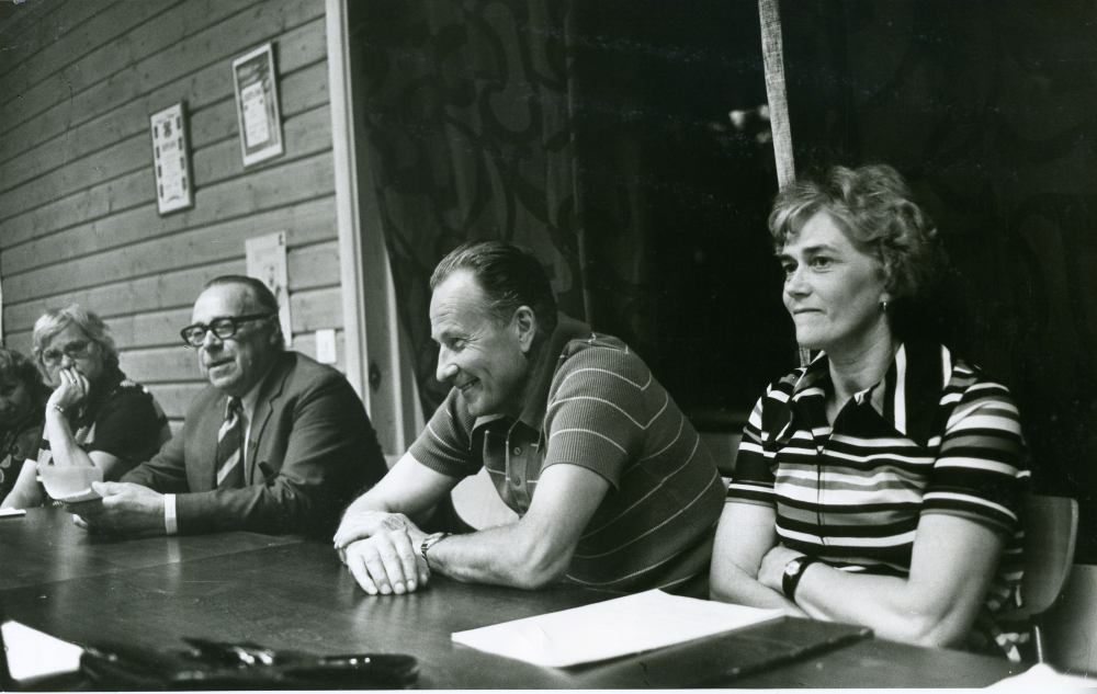 Möte i 4H-stugan i Kårsta om Roslagsbanans framtid. Mötesdeltagare. Namnuppgifter saknas.
•Fotografiet ingår i bildserien ”Vardagsliv i Vallentuna kommun” av Rachael Gough-Azmier & Gunilla Blomé, Haga Studios HB.