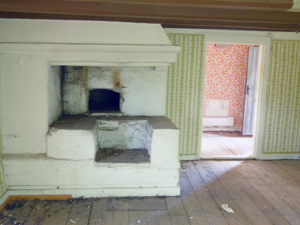 Interiör från Brottby torp, norra rummet. Det större rummet i Brottby torp ligger vänt åt norr och är försedd med en vältilltagen ugn. Urtaget mitt i ugnen är för att få in en järnspis. Detta urtag fanns inte från början. Se också bild med löpnr 7790.
